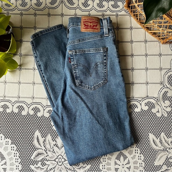 Levi's distressed high waisted mom jeans size 27/29L - Picture 1 of 8